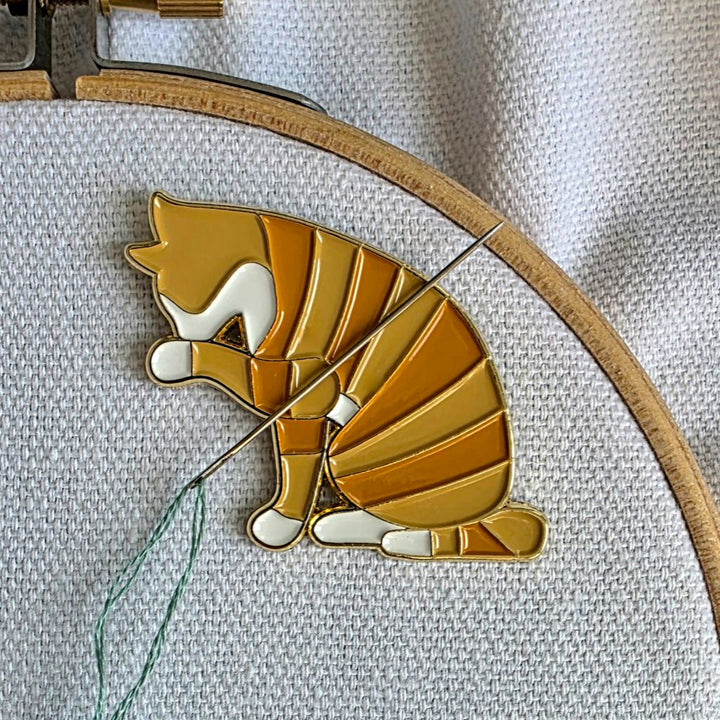 Ginger Cat Magnetic Needle Minder