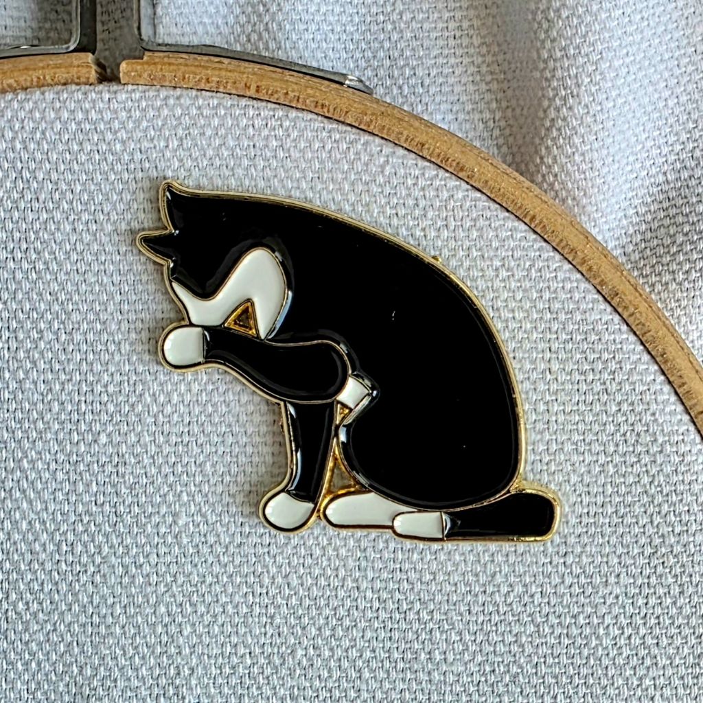 Black and White Cat Magnetic Needle Minder
