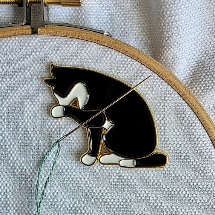 Black and White Cat Magnetic Needle Minder