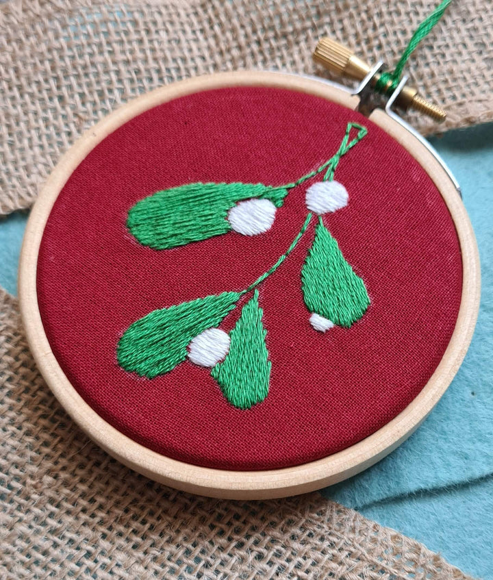 Paraffle Embroidery Kits for Beginners Christmas Bauble Embroidery Kit - Mistletoe