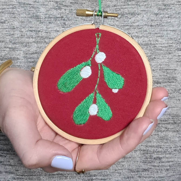 Paraffle Embroidery Kits for Beginners Christmas Bauble Embroidery Kit - Mistletoe